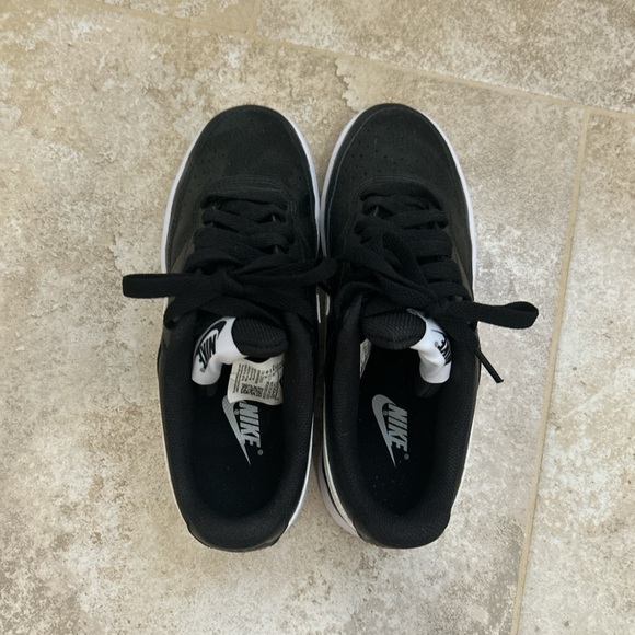 Nike sneakers !! Mainly black with white size 5.5 barely worn ! - Picture 4 of 6